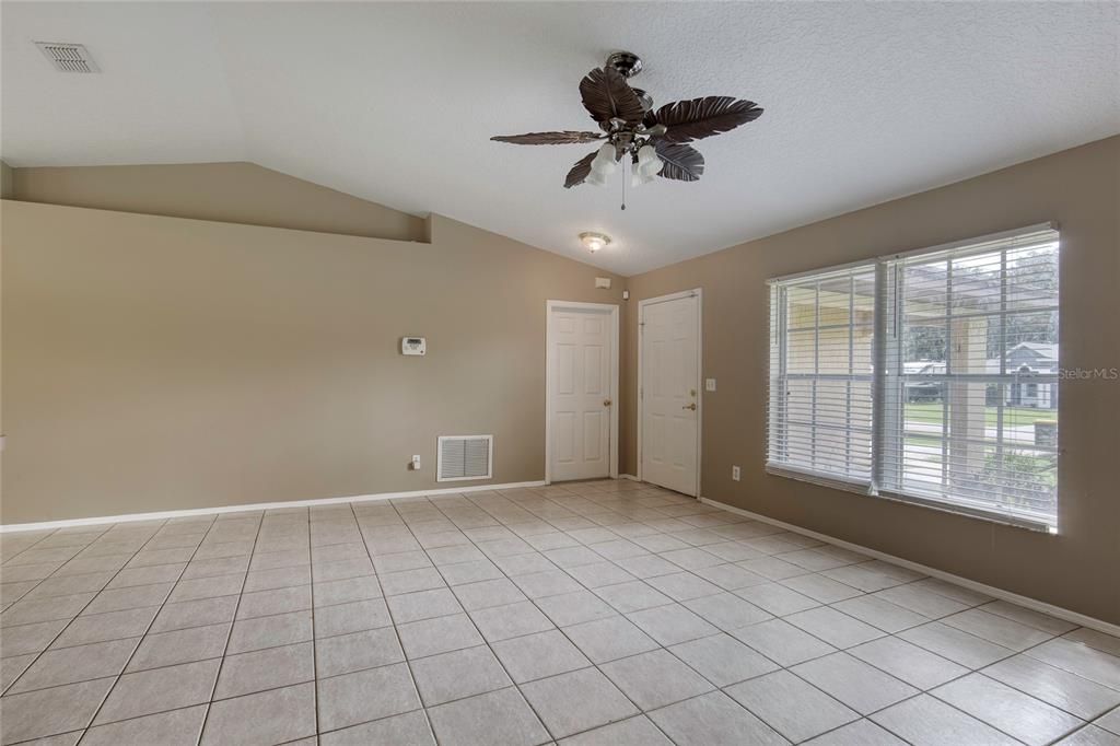Active With Contract: $269,900 (3 beds, 2 baths, 1089 Square Feet)