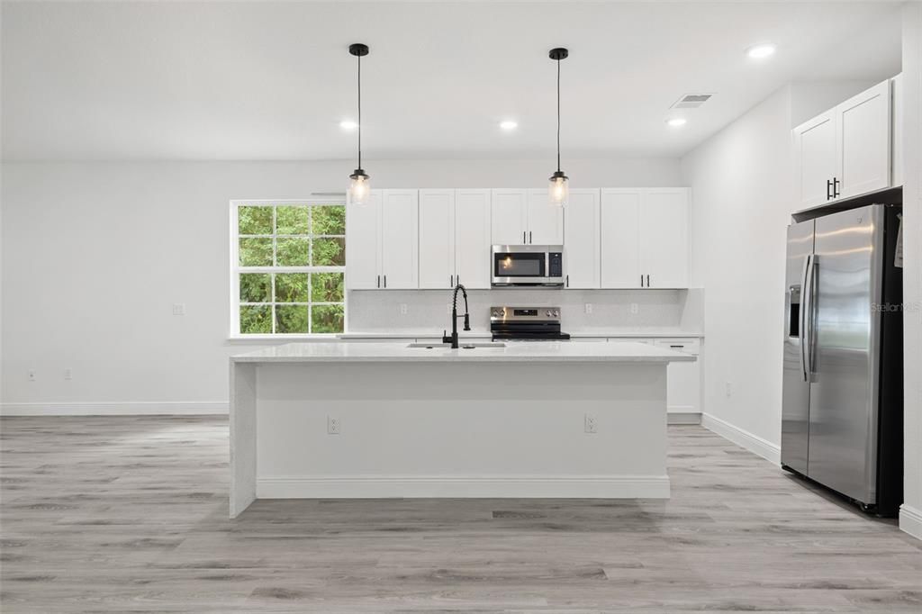 На продажу: $409,000 (4 спален, 2 ванн, 1763 Квадратных фут)