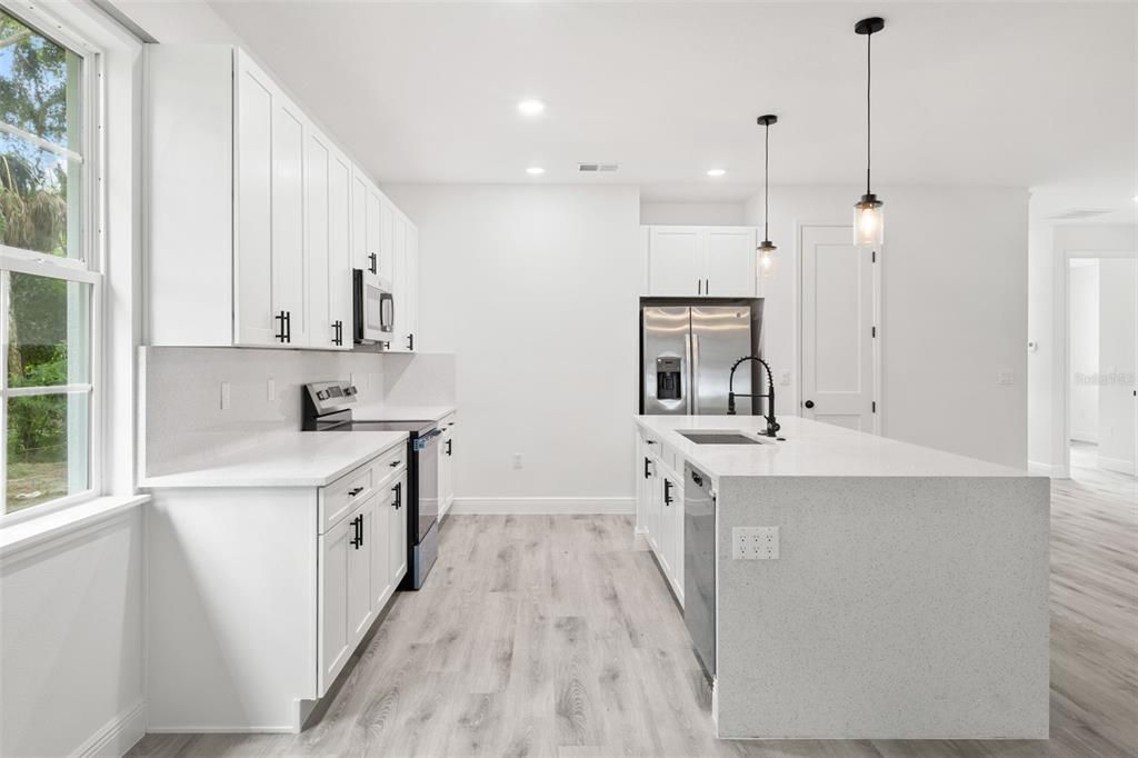 На продажу: $409,000 (4 спален, 2 ванн, 1763 Квадратных фут)