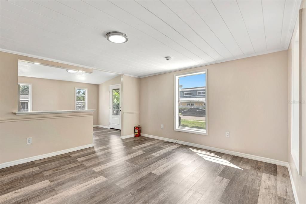 For Sale: $250,000 (2 beds, 2 baths, 1274 Square Feet)