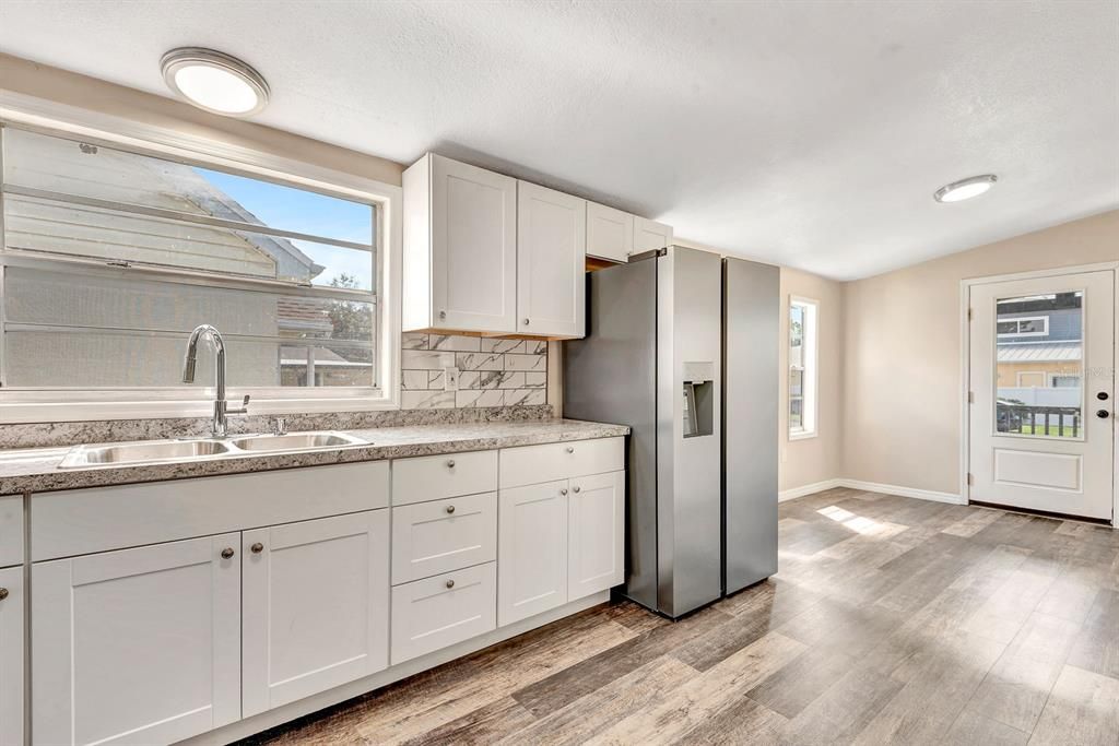 For Sale: $250,000 (2 beds, 2 baths, 1274 Square Feet)