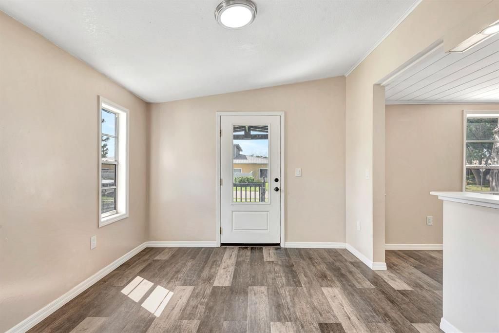 For Sale: $250,000 (2 beds, 2 baths, 1274 Square Feet)