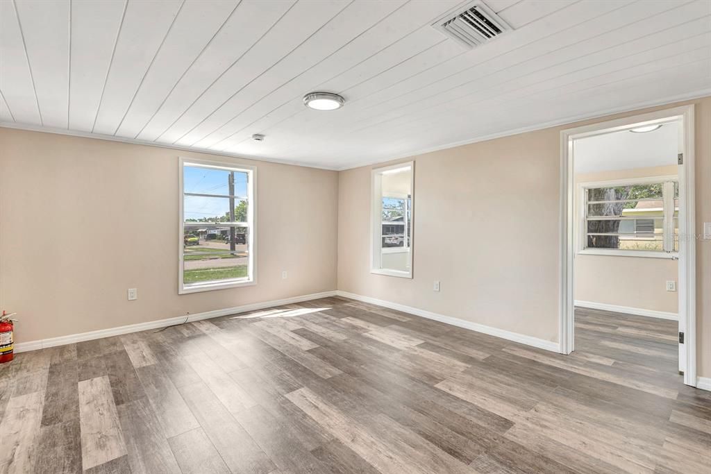 For Sale: $250,000 (2 beds, 2 baths, 1274 Square Feet)