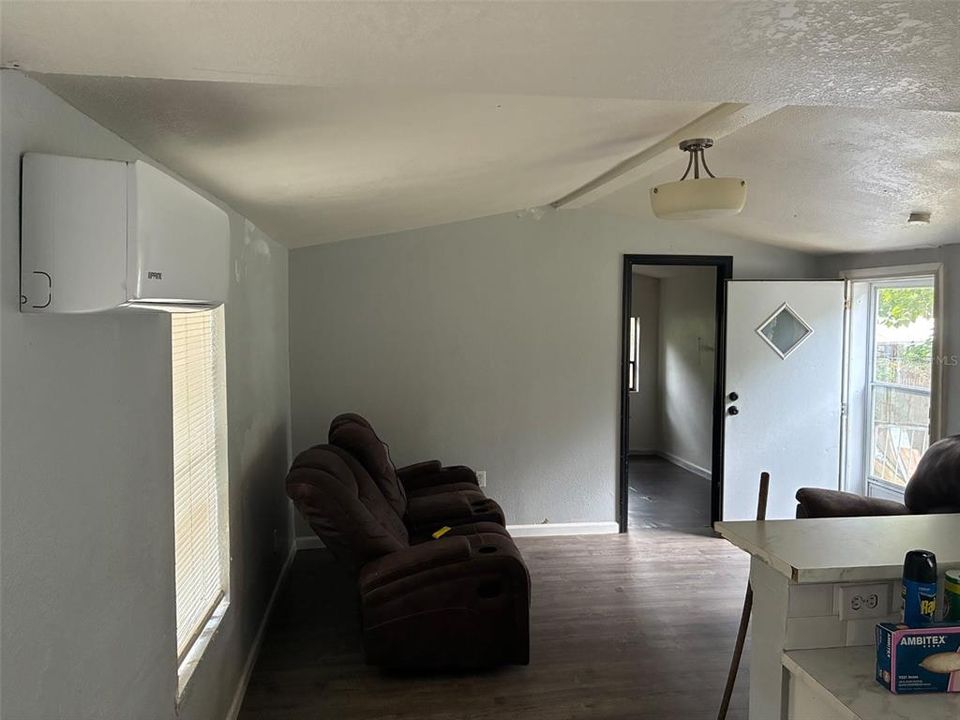 For Sale: $149,900 (2 beds, 1 baths, 672 Square Feet)