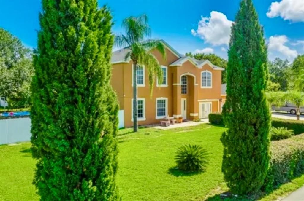 For Sale: $599,000 (6 beds, 3 baths, 4200 Square Feet)