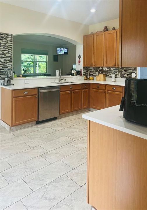 For Sale: $599,000 (6 beds, 3 baths, 4200 Square Feet)