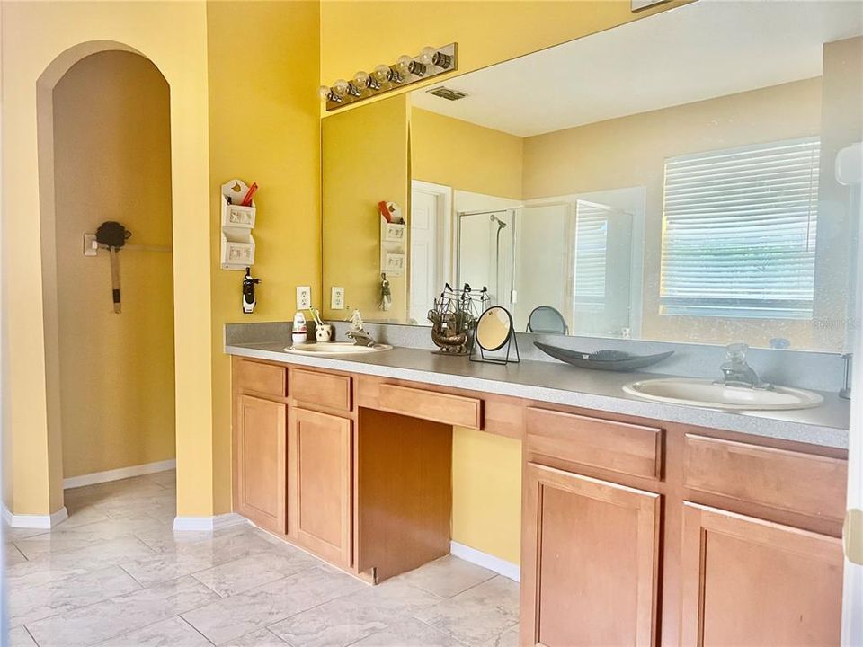 For Sale: $599,000 (6 beds, 3 baths, 4200 Square Feet)