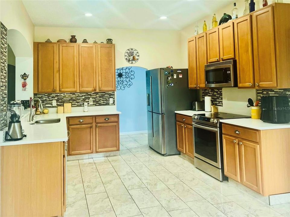 For Sale: $599,000 (6 beds, 3 baths, 4200 Square Feet)