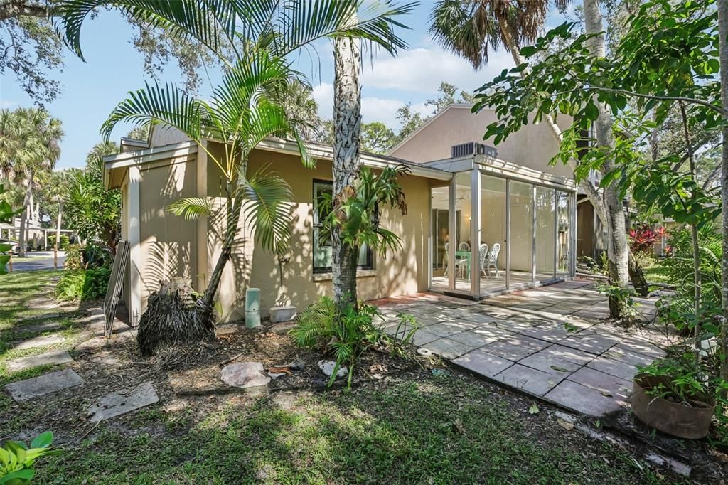 合同活跃: $194,900 (2 贝兹, 2 浴室, 1074 平方英尺)