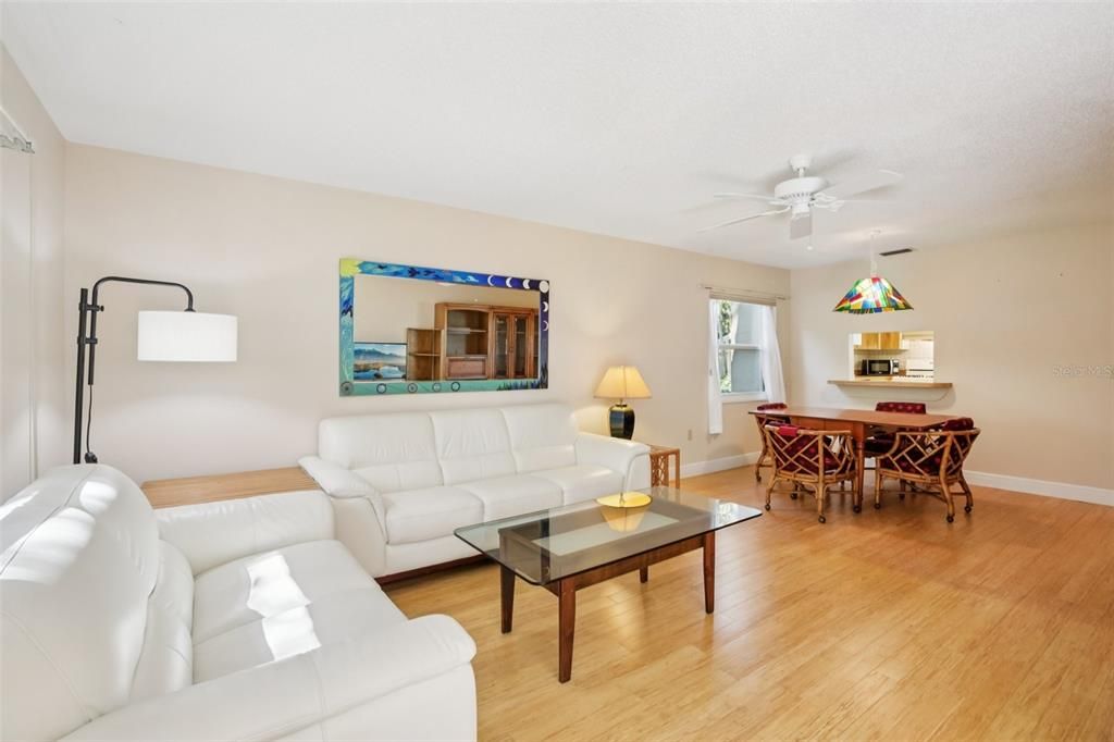 合同活跃: $194,900 (2 贝兹, 2 浴室, 1074 平方英尺)