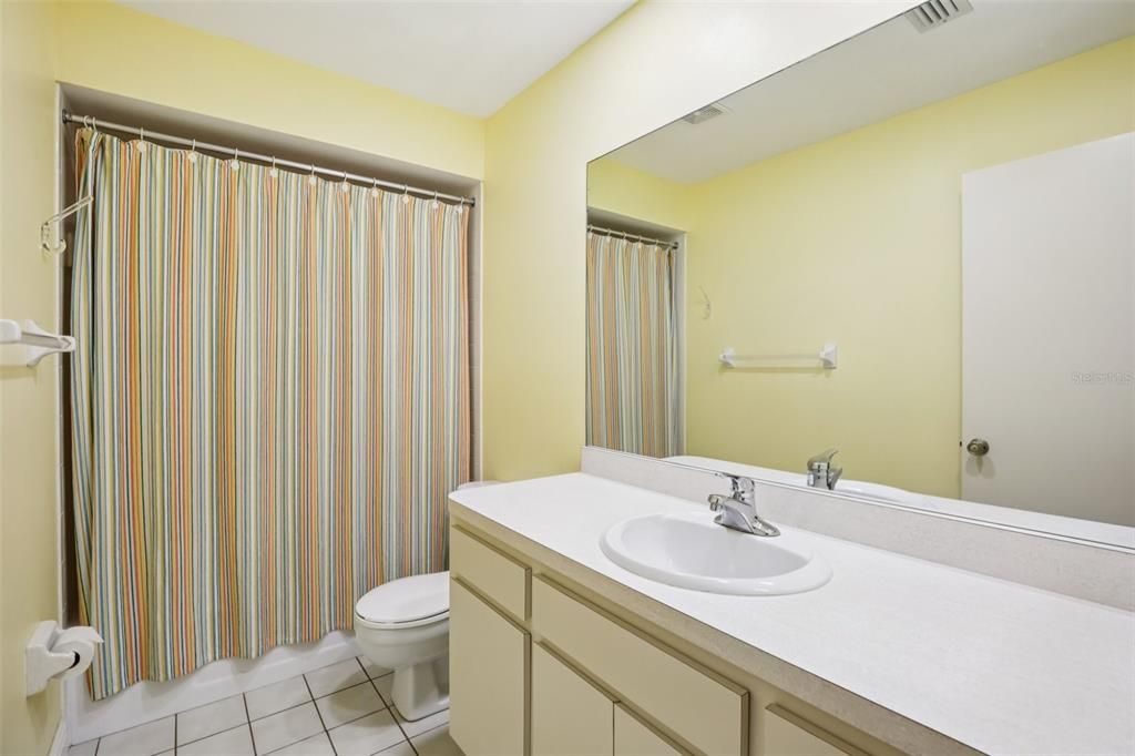 合同活跃: $194,900 (2 贝兹, 2 浴室, 1074 平方英尺)