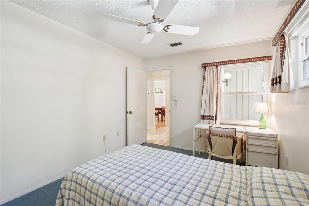 合同活跃: $194,900 (2 贝兹, 2 浴室, 1074 平方英尺)