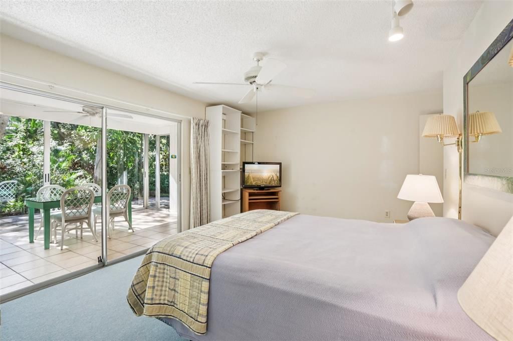 合同活跃: $194,900 (2 贝兹, 2 浴室, 1074 平方英尺)