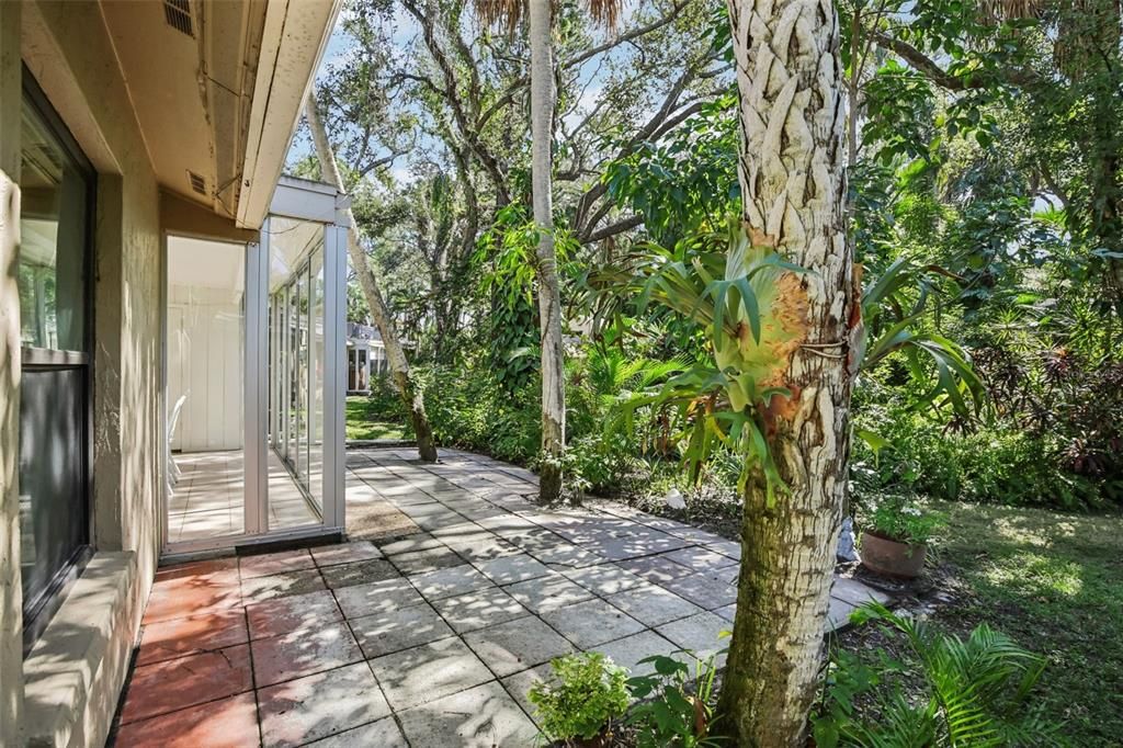 合同活跃: $194,900 (2 贝兹, 2 浴室, 1074 平方英尺)