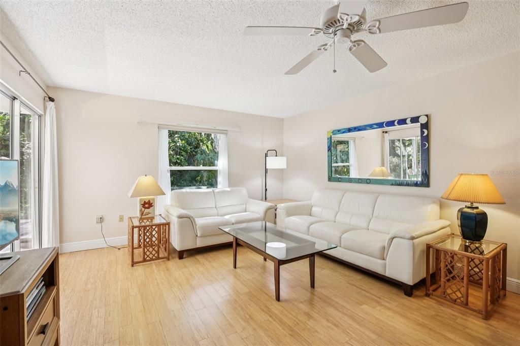 合同活跃: $194,900 (2 贝兹, 2 浴室, 1074 平方英尺)