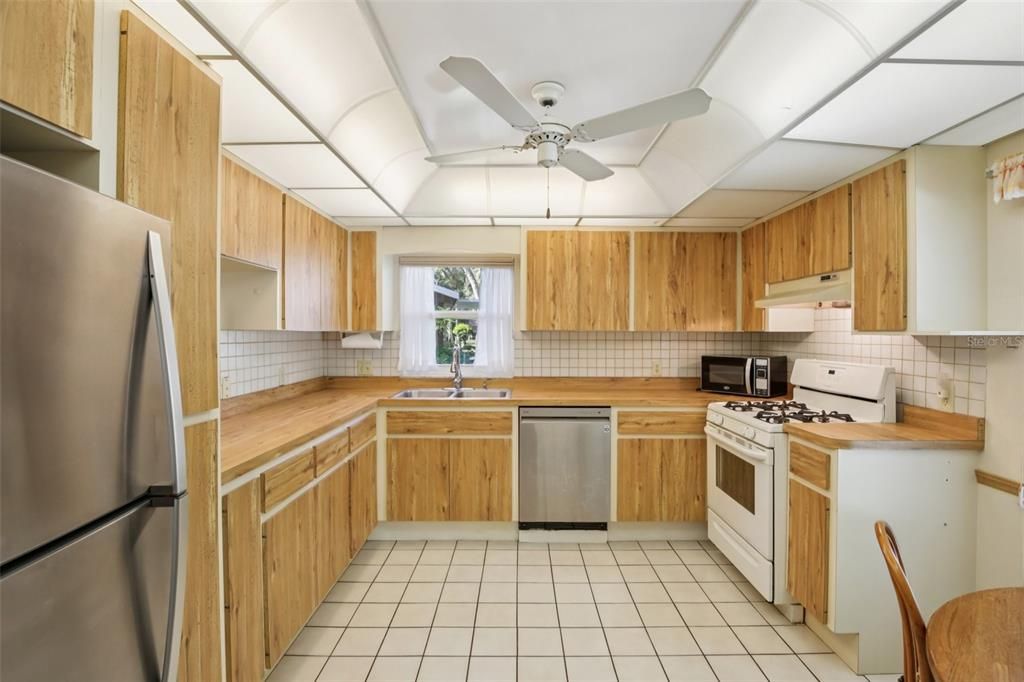 合同活跃: $194,900 (2 贝兹, 2 浴室, 1074 平方英尺)