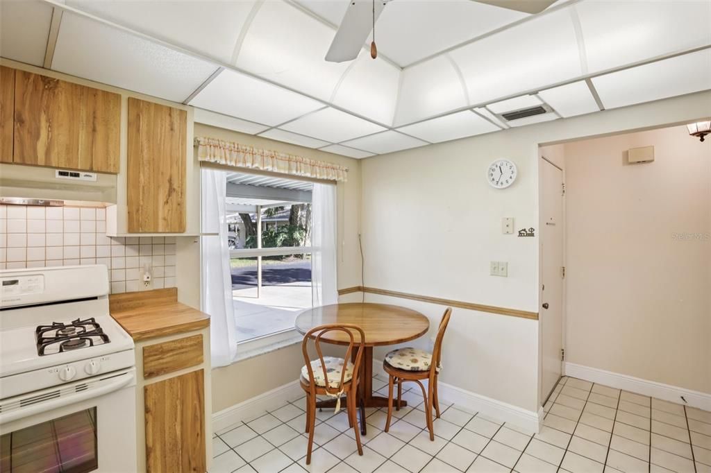 合同活跃: $194,900 (2 贝兹, 2 浴室, 1074 平方英尺)