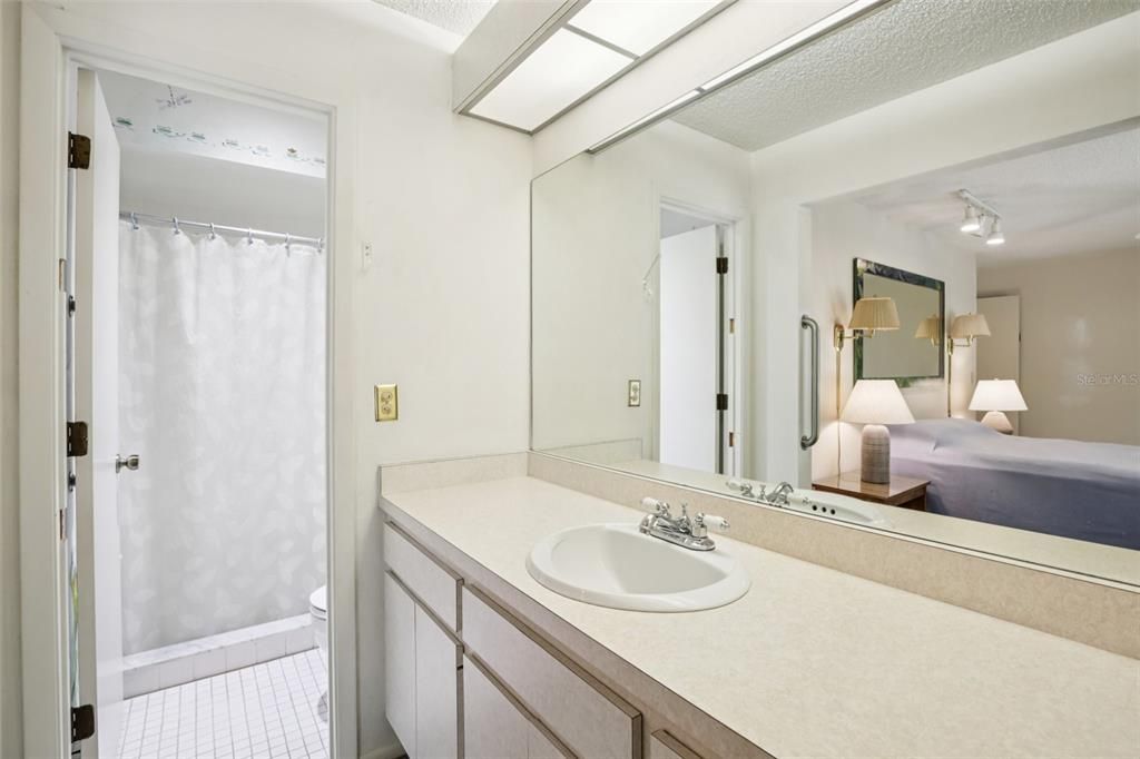 合同活跃: $194,900 (2 贝兹, 2 浴室, 1074 平方英尺)