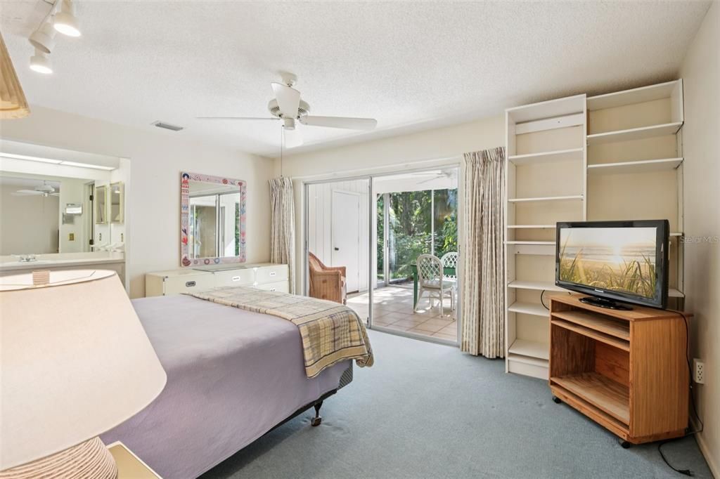 合同活跃: $194,900 (2 贝兹, 2 浴室, 1074 平方英尺)