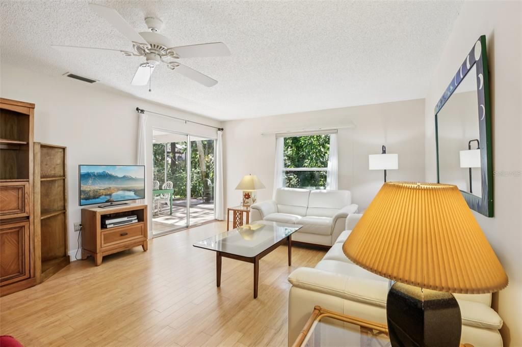 合同活跃: $194,900 (2 贝兹, 2 浴室, 1074 平方英尺)