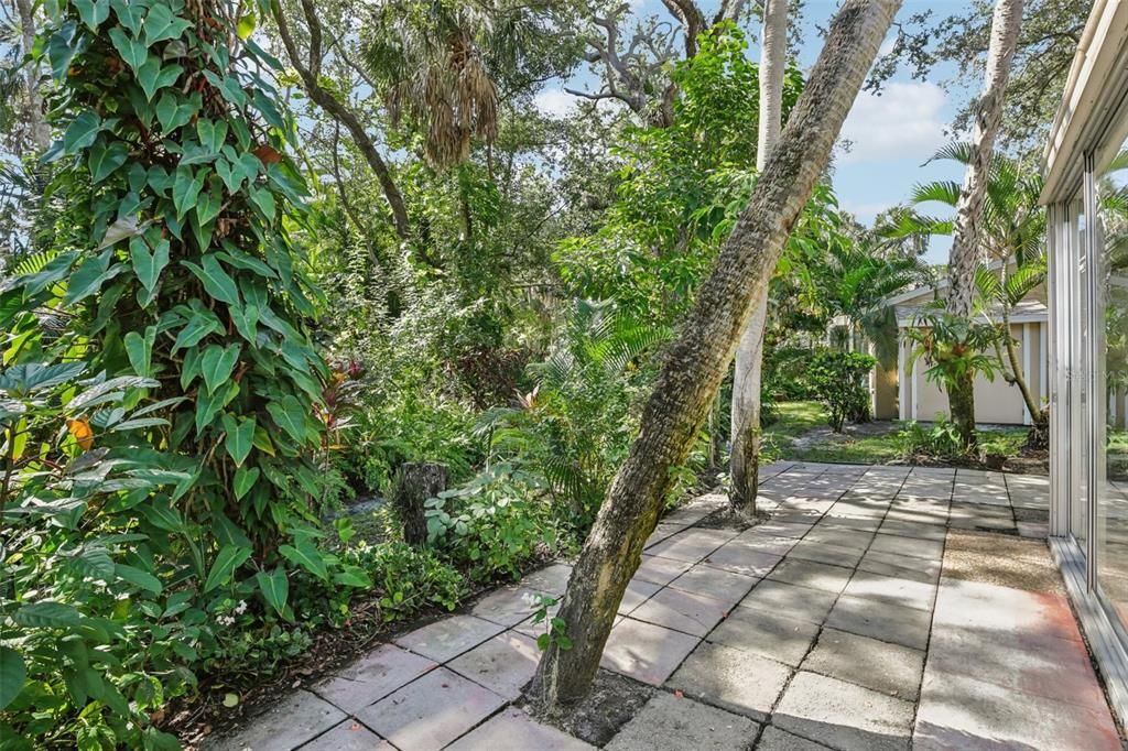 合同活跃: $194,900 (2 贝兹, 2 浴室, 1074 平方英尺)