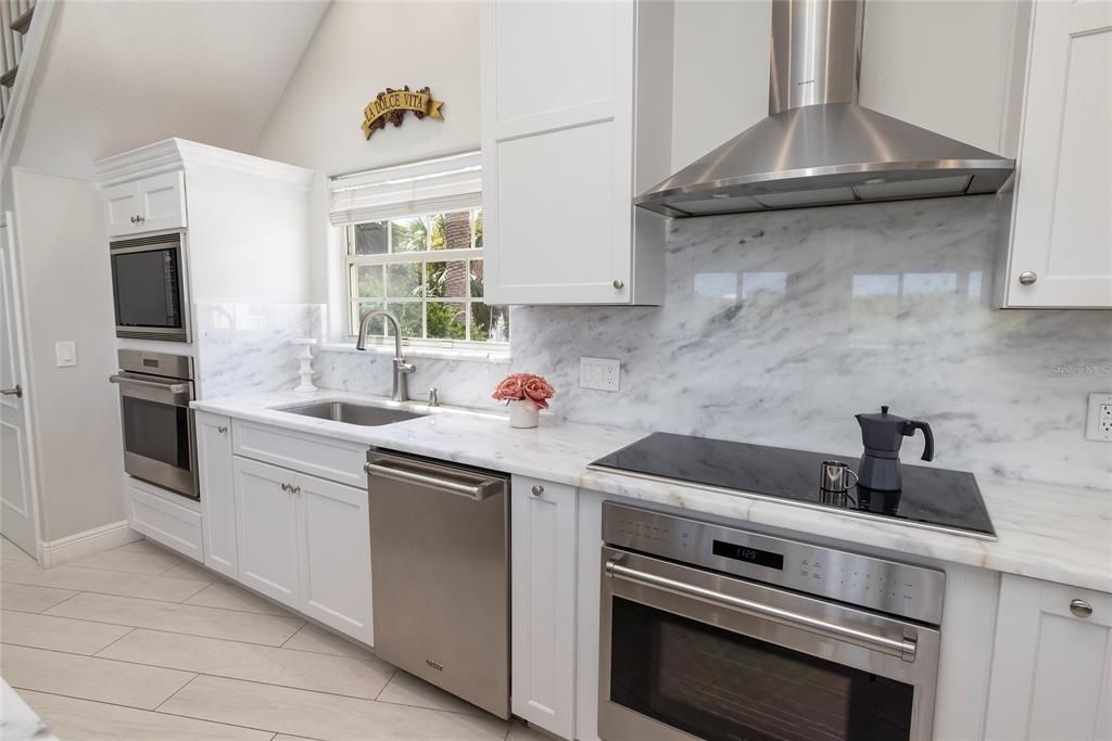 For Sale: $2,555,000 (6 beds, 5 baths, 5469 Square Feet)