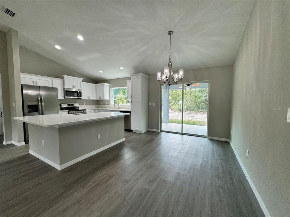 Activo con contrato: $244,000 (3 camas, 2 baños, 1391 Pies cuadrados)