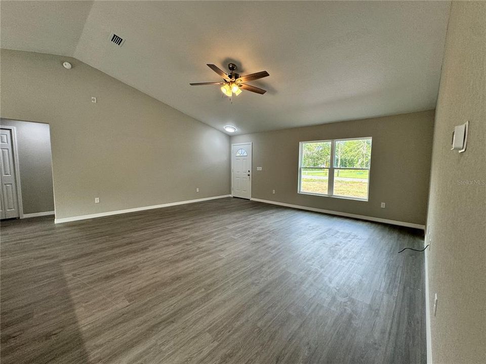 Activo con contrato: $244,000 (3 camas, 2 baños, 1391 Pies cuadrados)