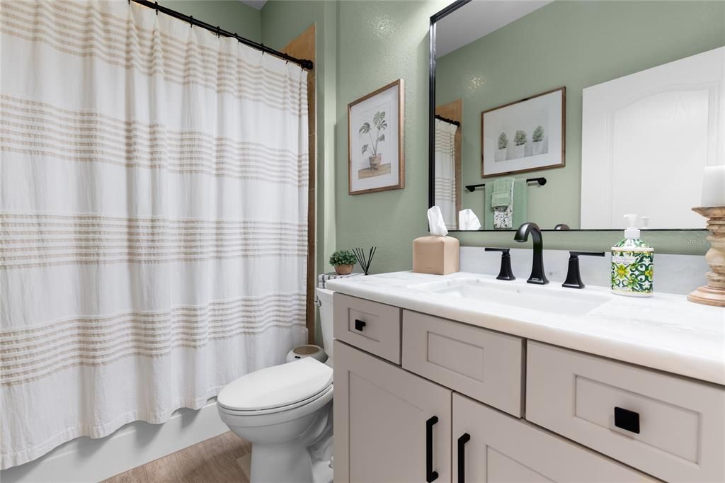 合同活跃: $599,000 (4 贝兹, 3 浴室, 2462 平方英尺)