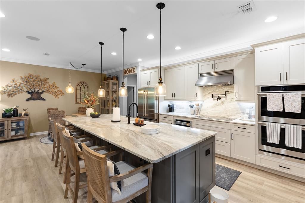 合同活跃: $599,000 (4 贝兹, 3 浴室, 2462 平方英尺)