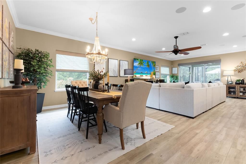 合同活跃: $599,000 (4 贝兹, 3 浴室, 2462 平方英尺)