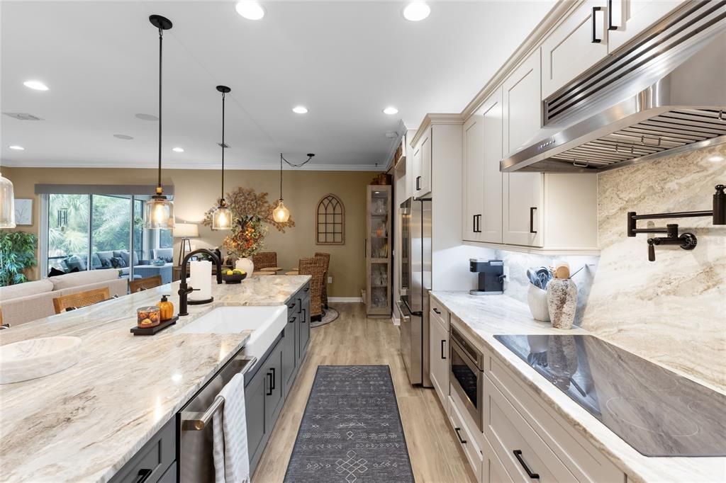 合同活跃: $599,000 (4 贝兹, 3 浴室, 2462 平方英尺)