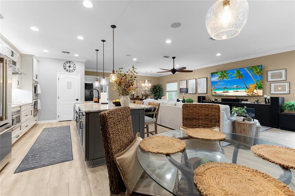 合同活跃: $599,000 (4 贝兹, 3 浴室, 2462 平方英尺)