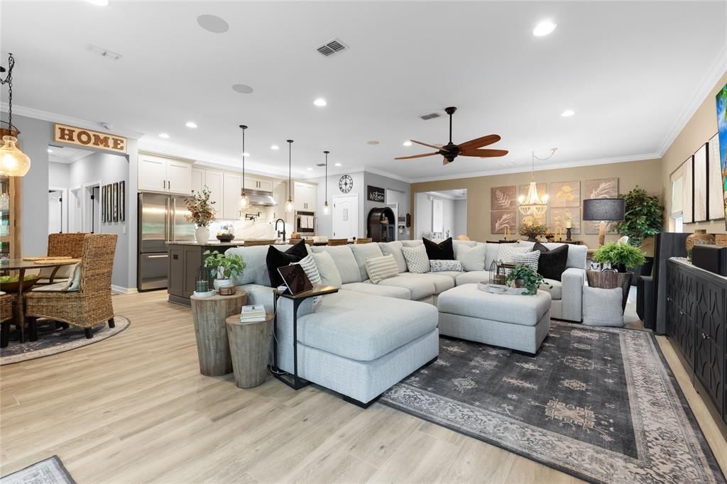 合同活跃: $599,000 (4 贝兹, 3 浴室, 2462 平方英尺)