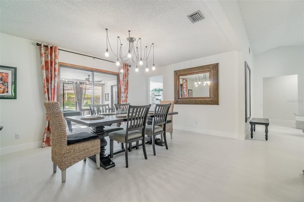 Activo con contrato: $535,000 (4 camas, 2 baños, 2531 Pies cuadrados)