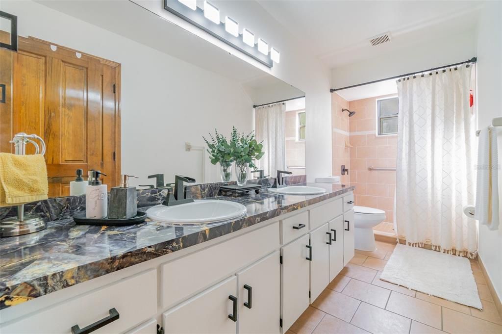 Activo con contrato: $535,000 (4 camas, 2 baños, 2531 Pies cuadrados)