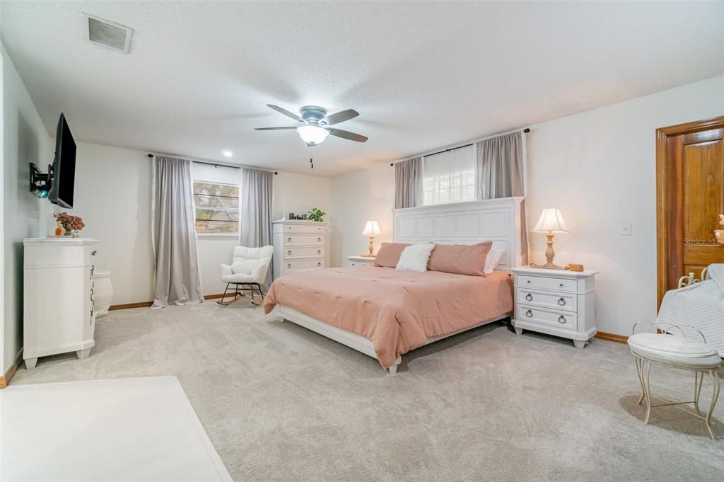 Activo con contrato: $535,000 (4 camas, 2 baños, 2531 Pies cuadrados)