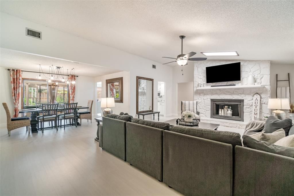 Activo con contrato: $535,000 (4 camas, 2 baños, 2531 Pies cuadrados)