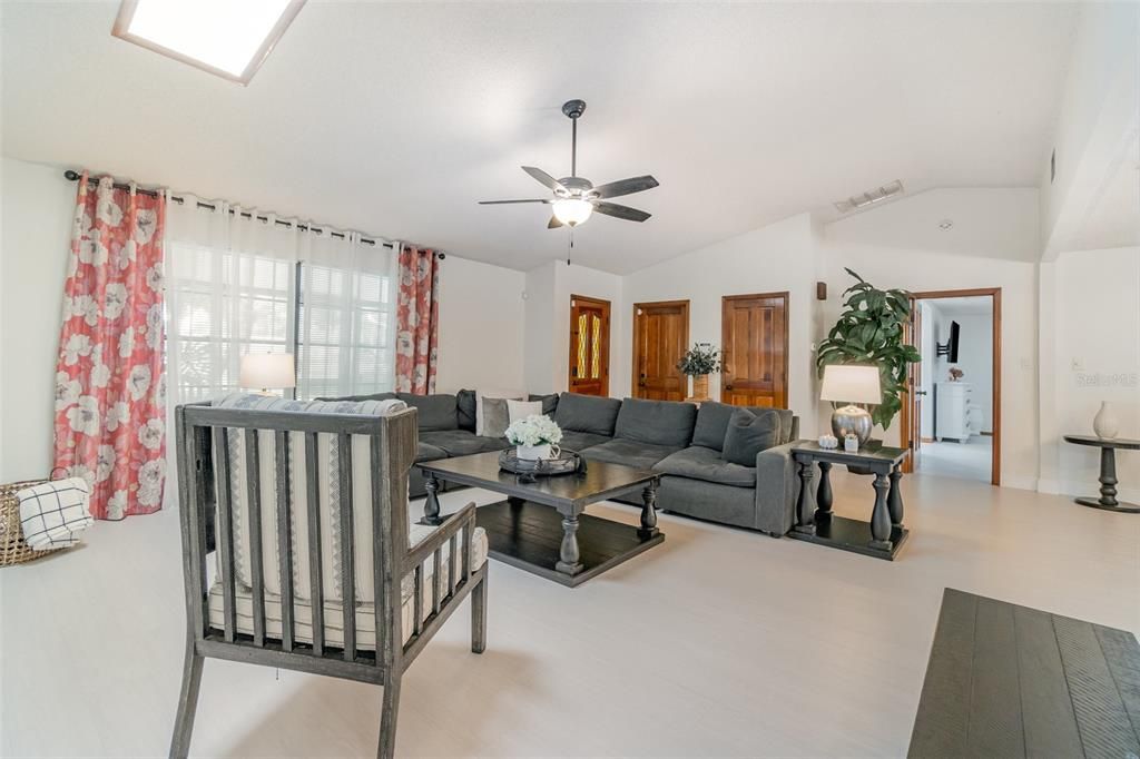 Activo con contrato: $535,000 (4 camas, 2 baños, 2531 Pies cuadrados)