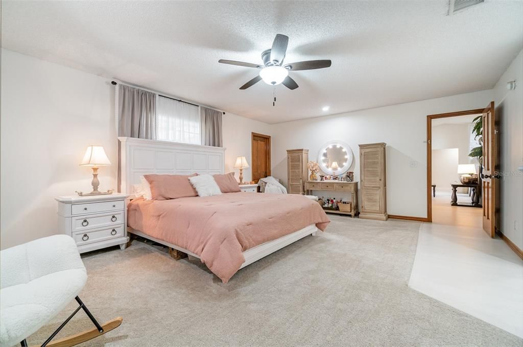 Activo con contrato: $535,000 (4 camas, 2 baños, 2531 Pies cuadrados)