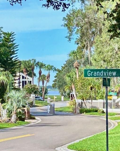 Activo con contrato: $535,000 (4 camas, 2 baños, 2531 Pies cuadrados)