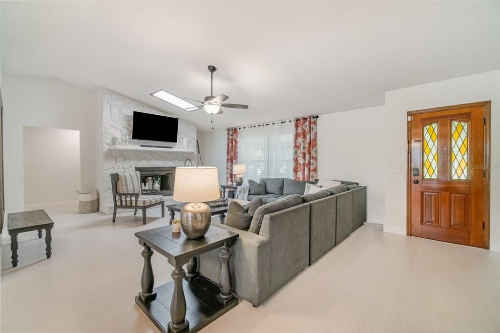 Activo con contrato: $535,000 (4 camas, 2 baños, 2531 Pies cuadrados)