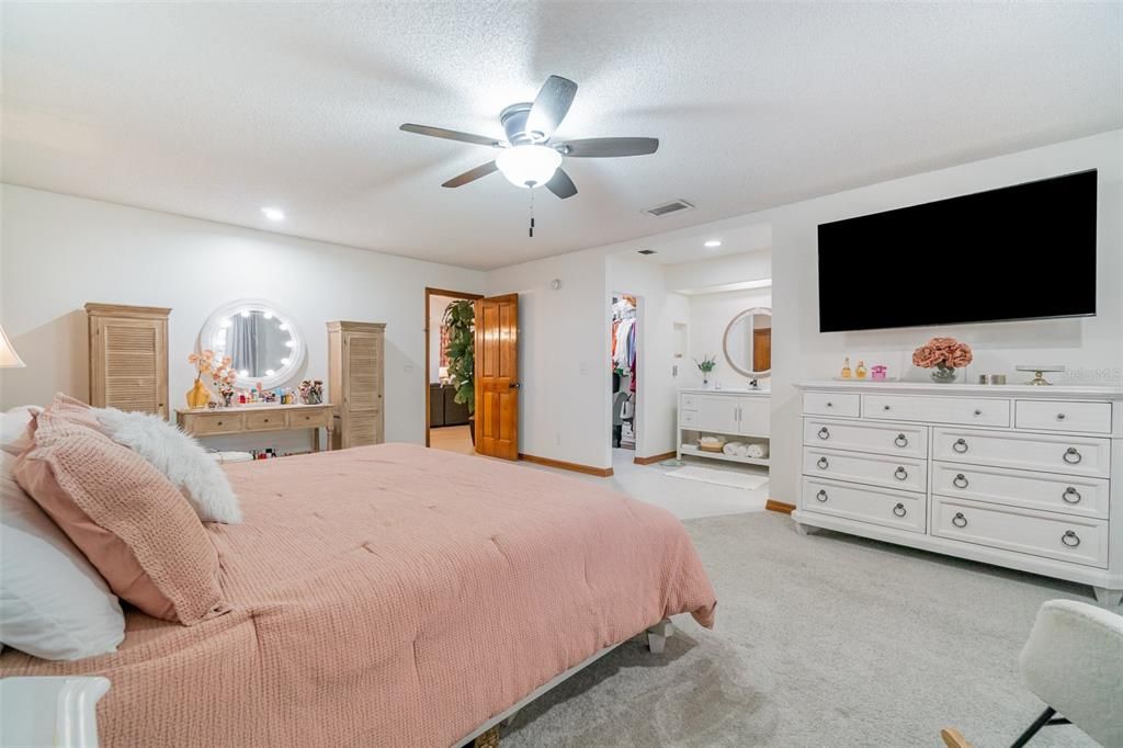 Activo con contrato: $535,000 (4 camas, 2 baños, 2531 Pies cuadrados)