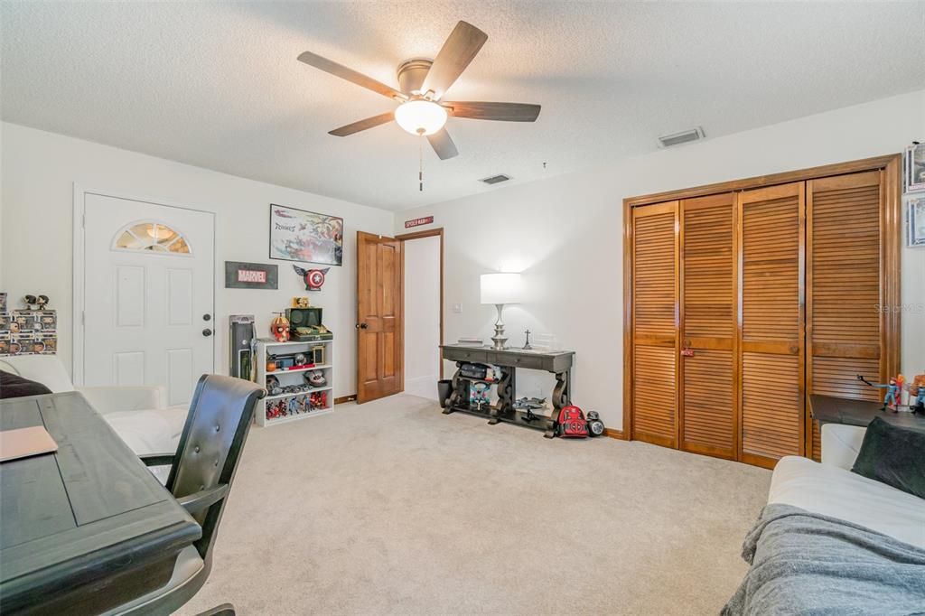 Activo con contrato: $535,000 (4 camas, 2 baños, 2531 Pies cuadrados)