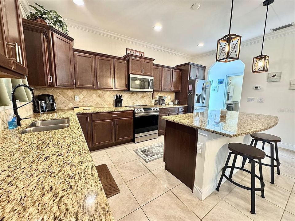 合同活跃: $335,000 (3 贝兹, 2 浴室, 1843 平方英尺)