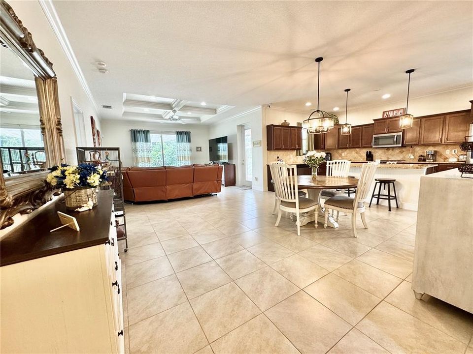 合同活跃: $335,000 (3 贝兹, 2 浴室, 1843 平方英尺)