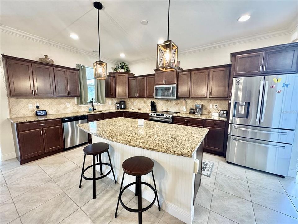 合同活跃: $335,000 (3 贝兹, 2 浴室, 1843 平方英尺)