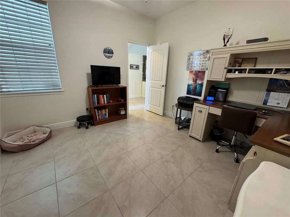 合同活跃: $335,000 (3 贝兹, 2 浴室, 1843 平方英尺)