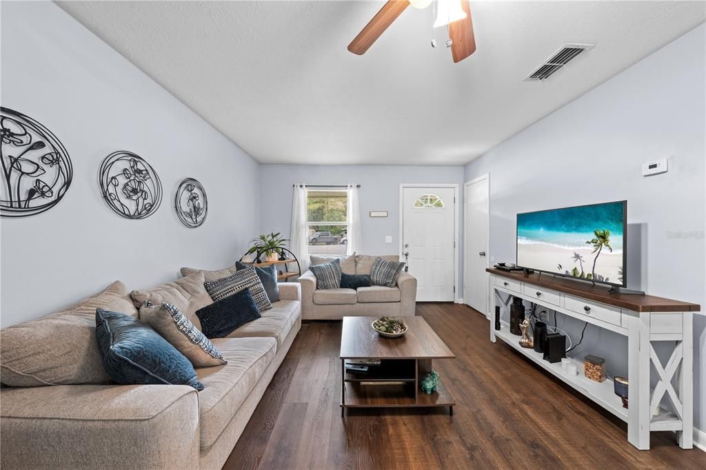 待售: $315,000 (3 贝兹, 1 浴室, 904 平方英尺)