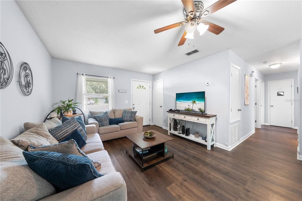 待售: $315,000 (3 贝兹, 1 浴室, 904 平方英尺)